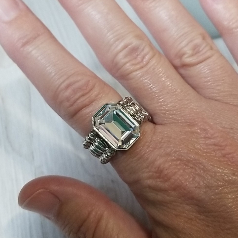 Cookie Lee silver stretch ring with large unique cut gem in the middle NWT - Picture 3 of 6